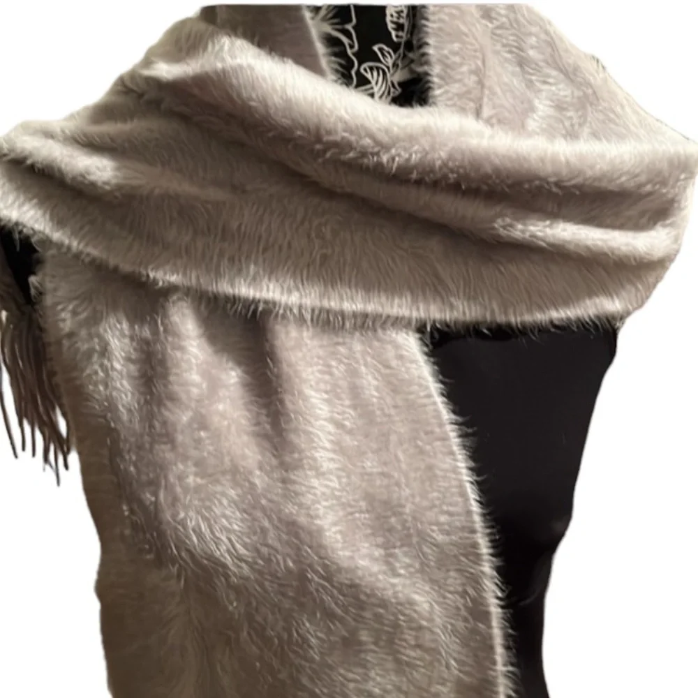 Bebe  gray / silver super soft knit fringe scarf silver BeBe patch mohair look*🆓